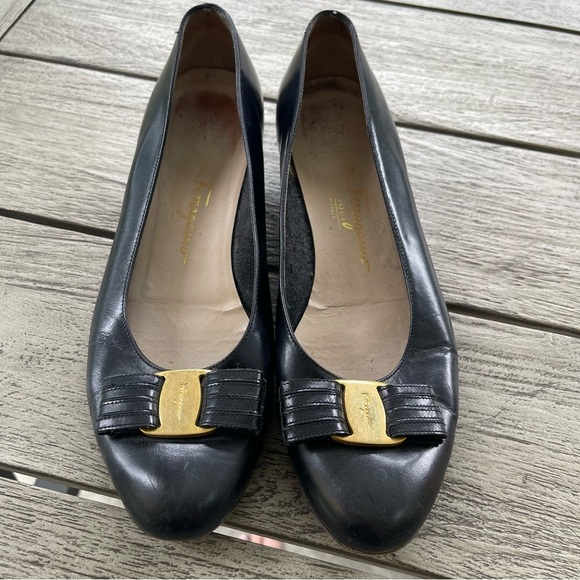 Ferragamo Vara Bow Black Leather Low Block Heel Pumps Womens Size 7.5 - Picture 1 of 9